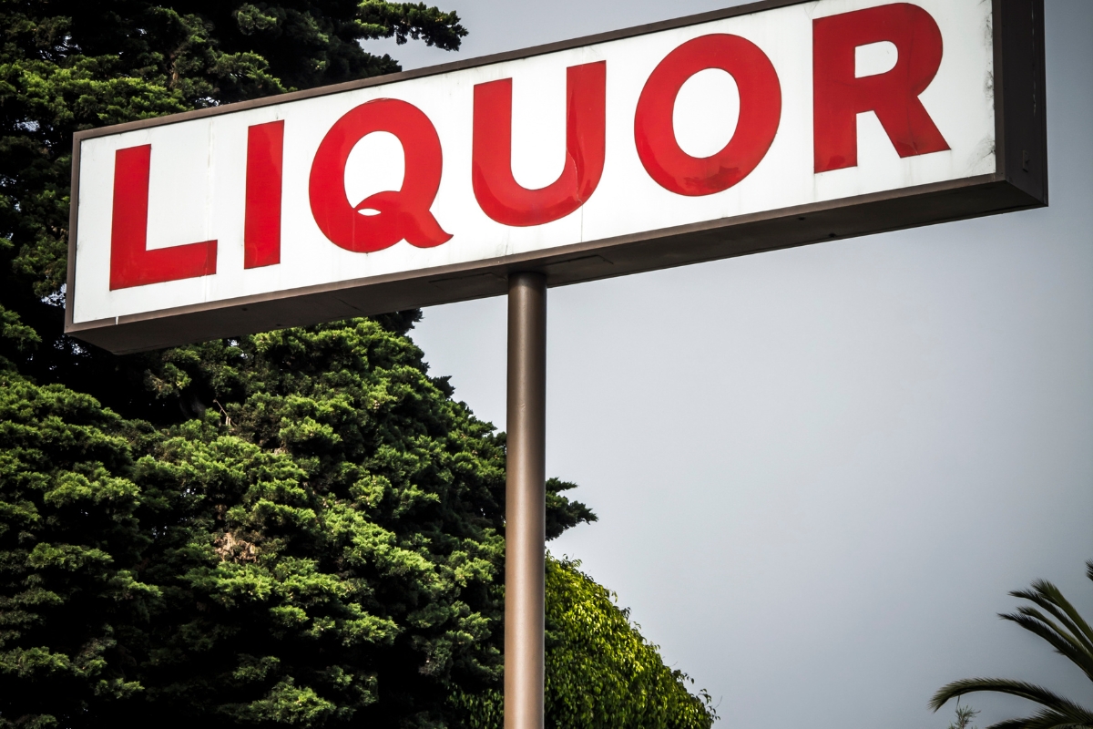 red-liquor-sign-on-a-pole